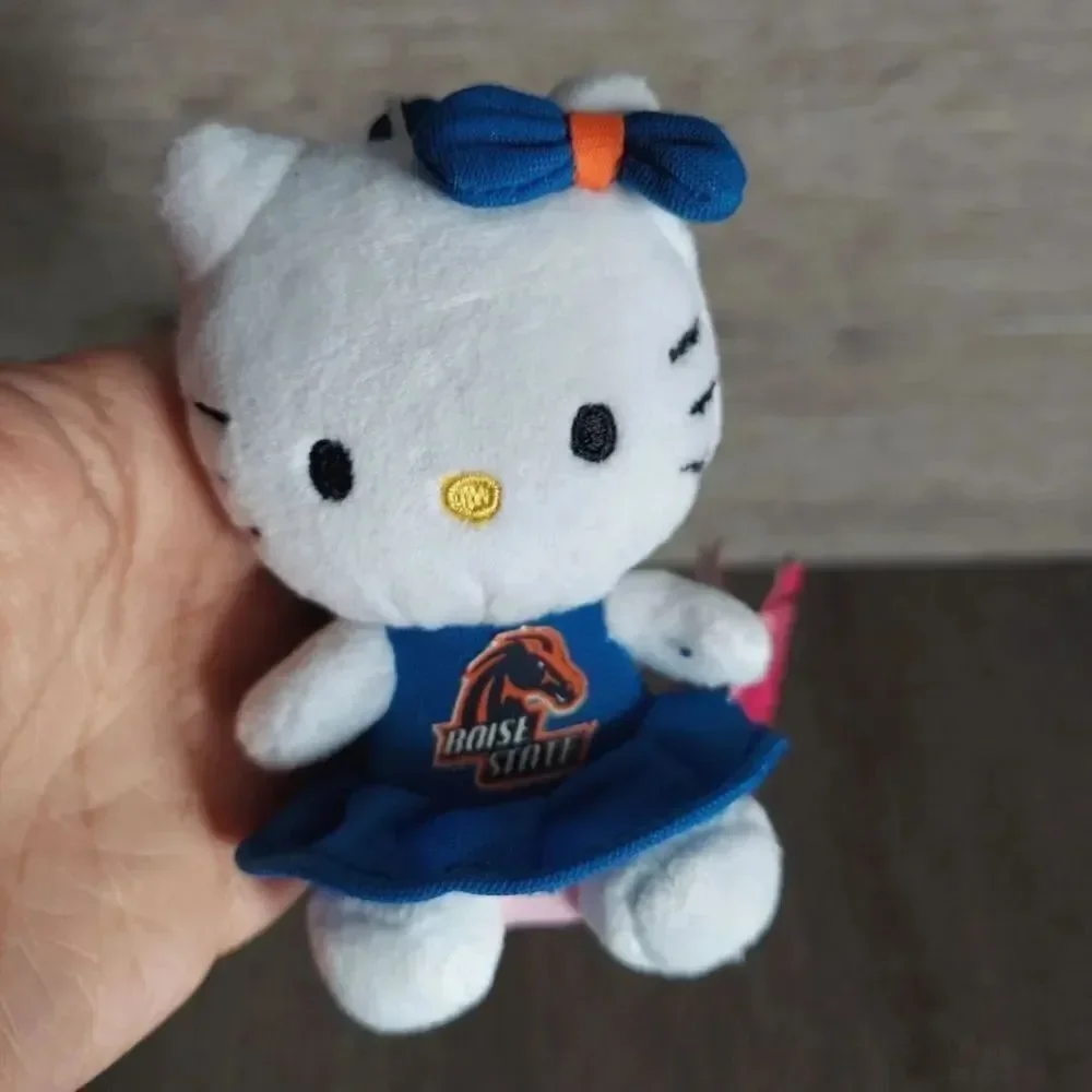 2012 Hello Kitty Boise State Broncos 4